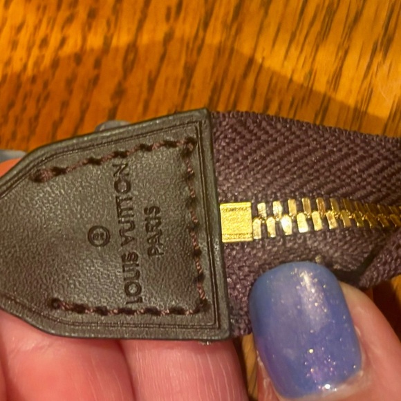 Louis Vuitton Mini Pouchette in Damier Ebene canvas. Gold color hardware. - Picture 6 of 12